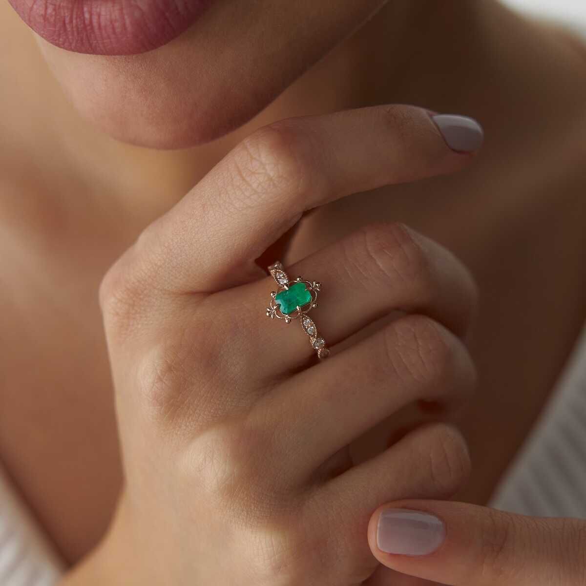 0.18 Ct Pırlanta Emerald Kesim Zümrüt Yüzük